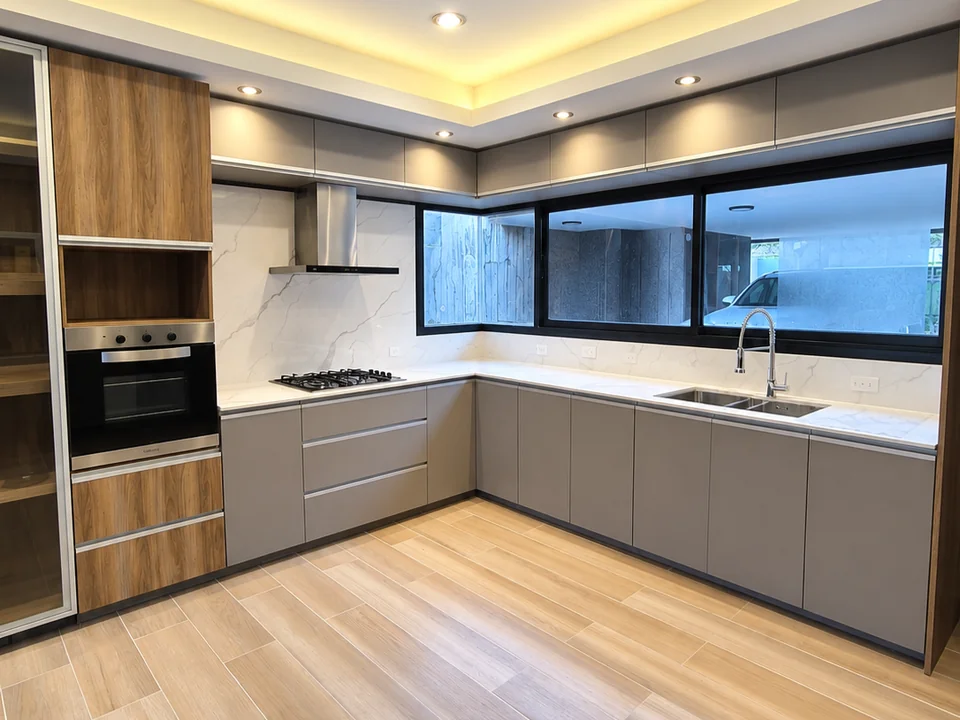 Cocina de JAM con alacenas, torre de guardado y distribución en L.