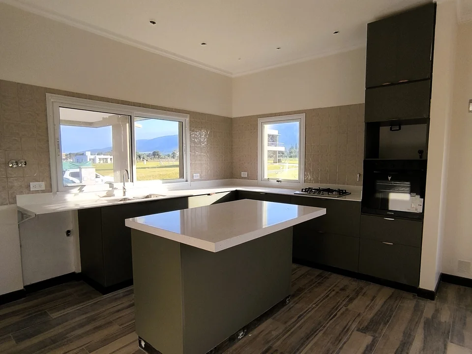 Cocina con isla y módulos de piso a techo.