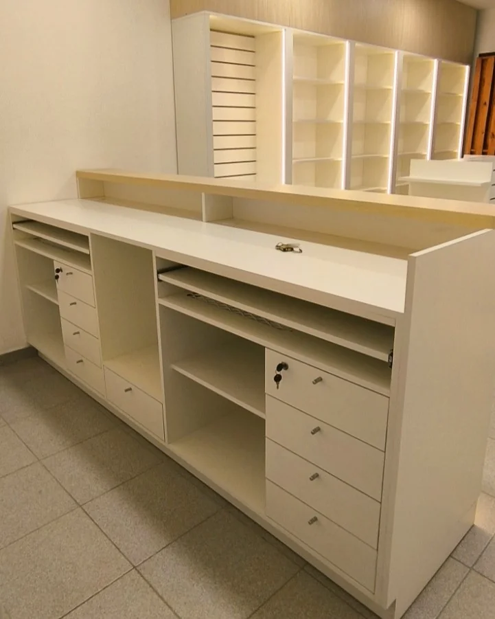 Mostrador, cajoneras y estantes para una farmacia.