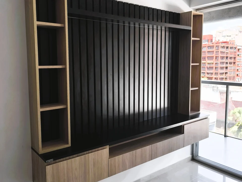 Panel de TV con listones, estantes y mueble suspendido.