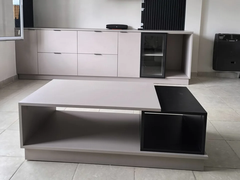 Mueble de TV y mesa ratona para un mismo ambiente.